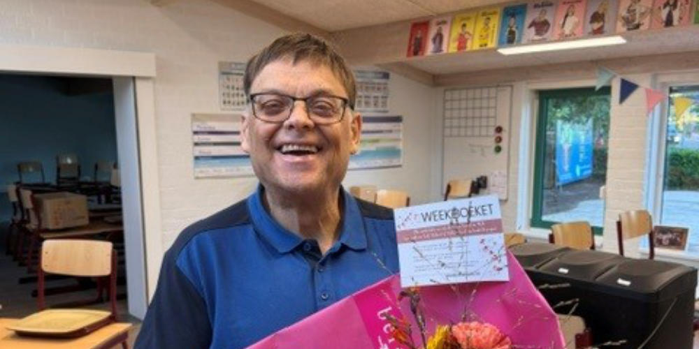 Basisschool De Schare neemt met Weekboeket afscheid van Herman Verbruggen