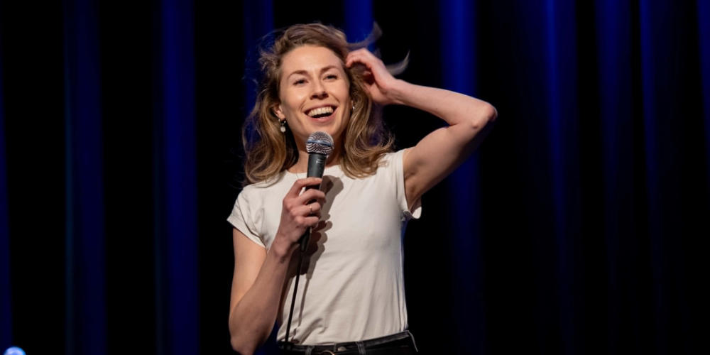 Lachen geblazen tijdens nieuwe comedyavond in De Wilg