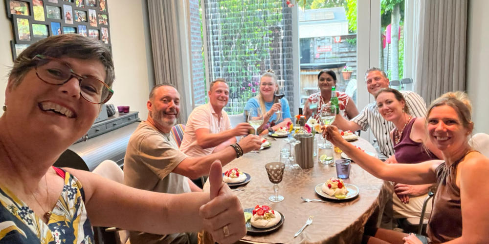 Mill schuift bij elkaar aan tafel