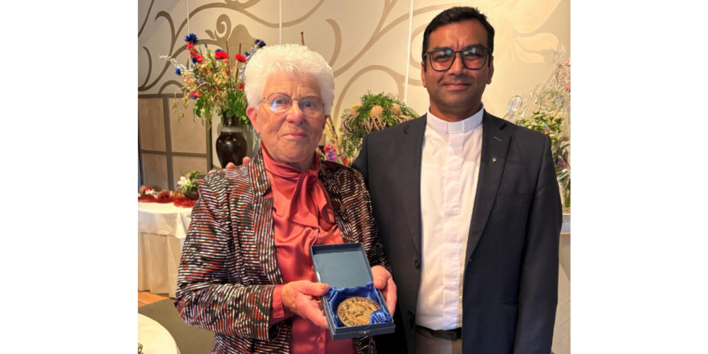 Sint-Janspenning en oorkonde voor Sjaan Vloet-Selten