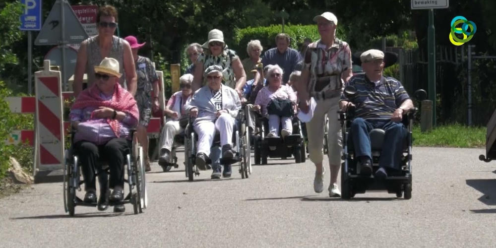 Video: Gezellige en mooie rolstoelwandeling in Mill