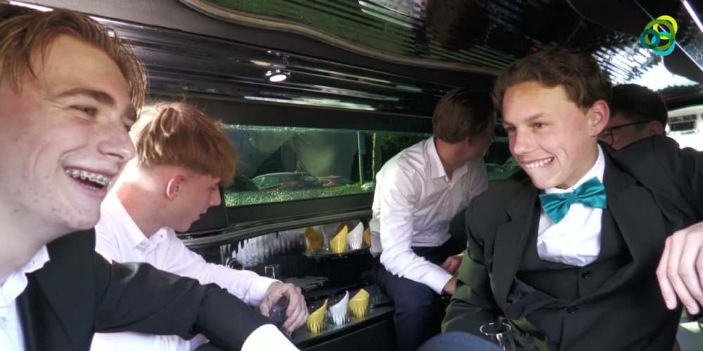 Video: Vrolijke galastoet trekt door Mill