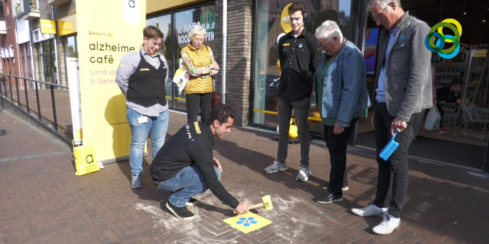Video: Gele stoeptegels vragen aandacht voor dementievriendelijke gemeenschap
