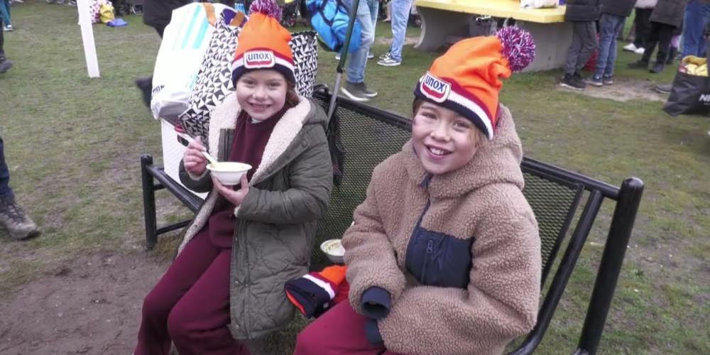 Video: 265 duikhelden bij 24e Unox Nieuwjaarsduik in de Kuilen